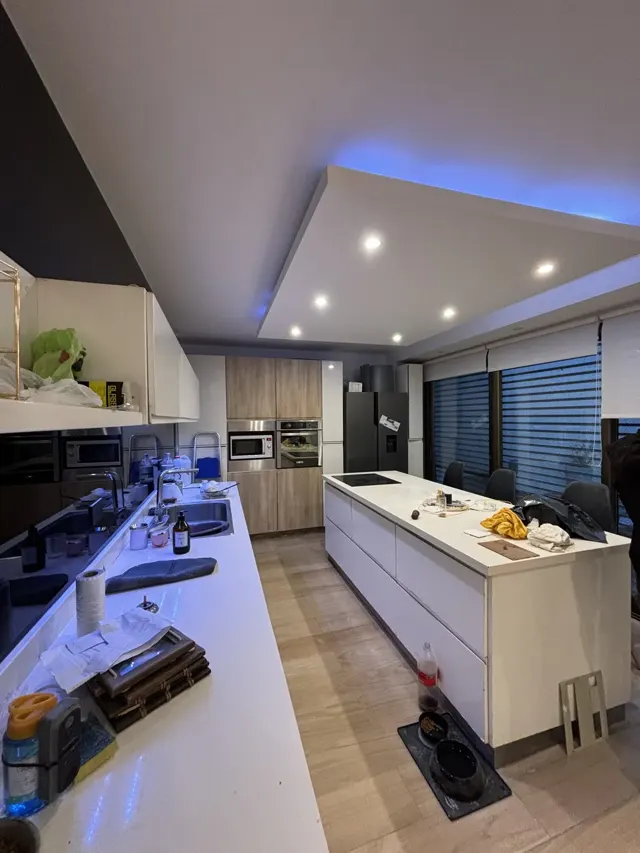 Cocina con cielorraso de placa e iluminación LED