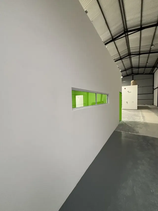 Después: Tabique de placa terminado con una ventana interior